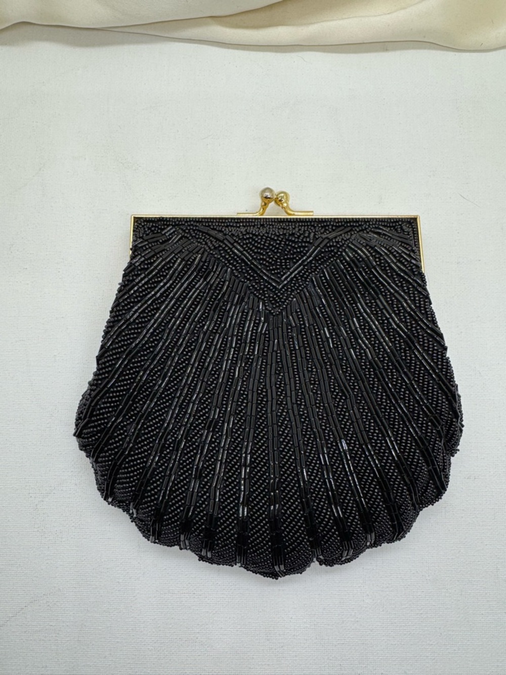 Vintage shell-shaped evening bag / clutch, fully beaded.